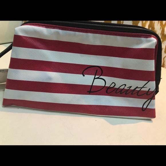 Macy’s Cosmetics Bag🆕 - Picture 1 of 3